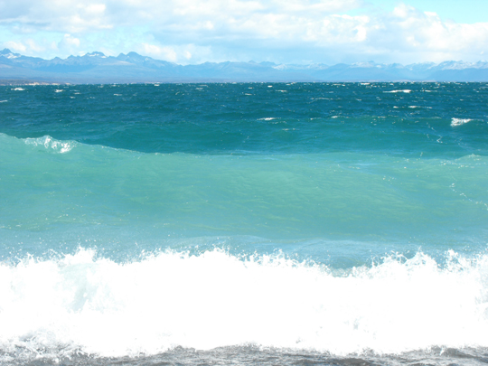 Onde spinte violentemente dal vento sull'asse ovest-est, ovvero l'asse lunga del lago Fagnano.